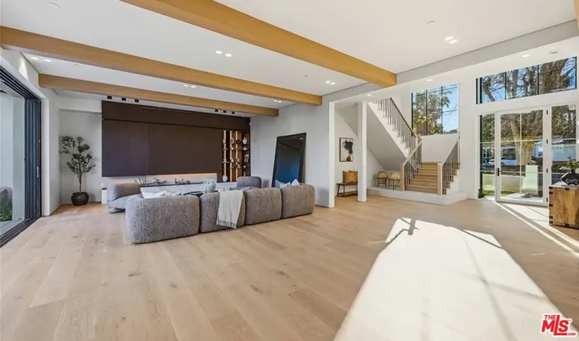 4900 Valjean Avenue, Los Angeles, California 91436