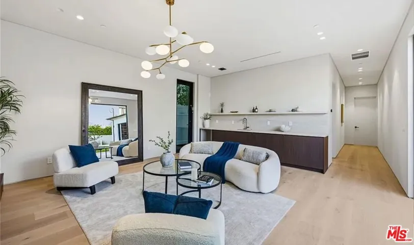 4900 Valjean Avenue, Los Angeles, California 91436