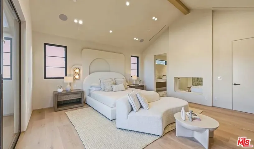 4900 Valjean Avenue, Los Angeles, California 91436