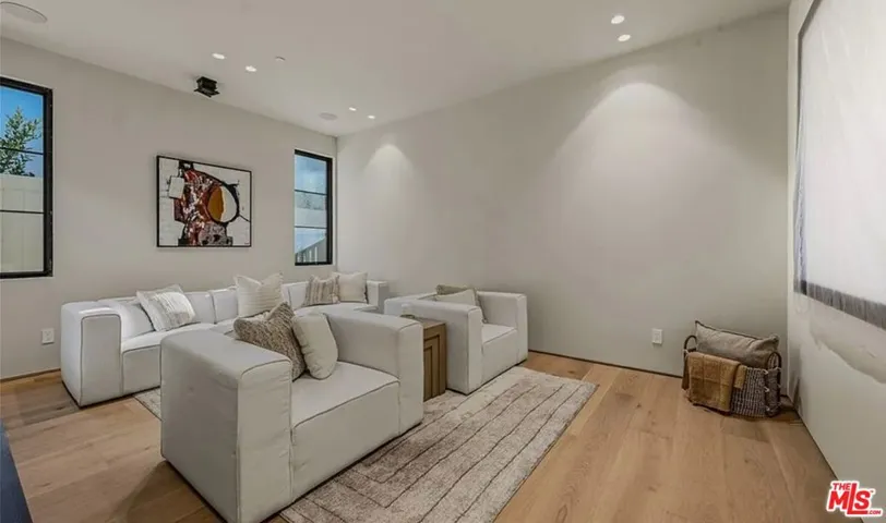 4900 Valjean Avenue, Los Angeles, California 91436