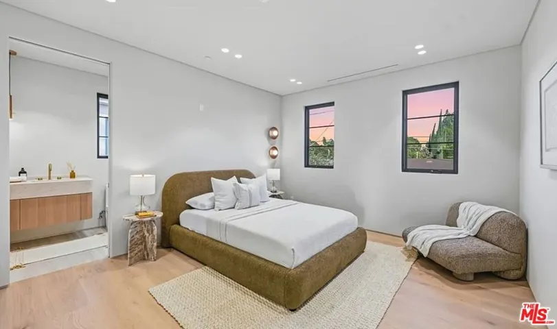 4900 Valjean Avenue, Los Angeles, California 91436