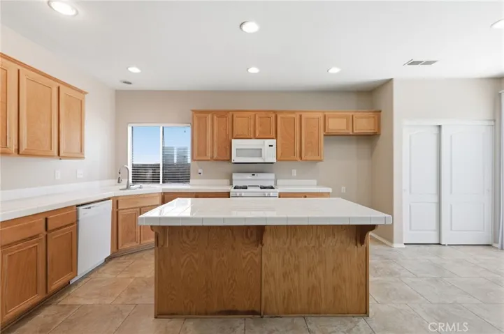 231 Spinnaker, San Jacinto, California 92583