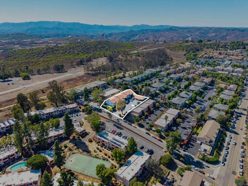 725 Alturas Ln
