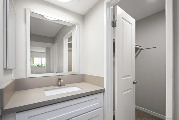 725 Alturas Lane, Fallbrook, California 92028