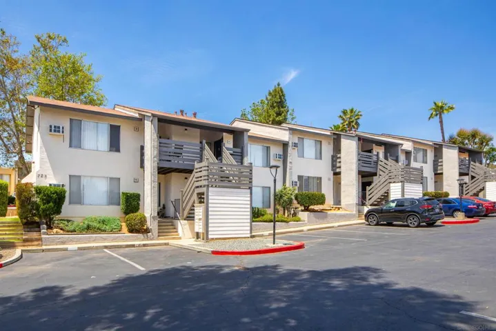 725 Alturas Lane, Fallbrook, California 92028