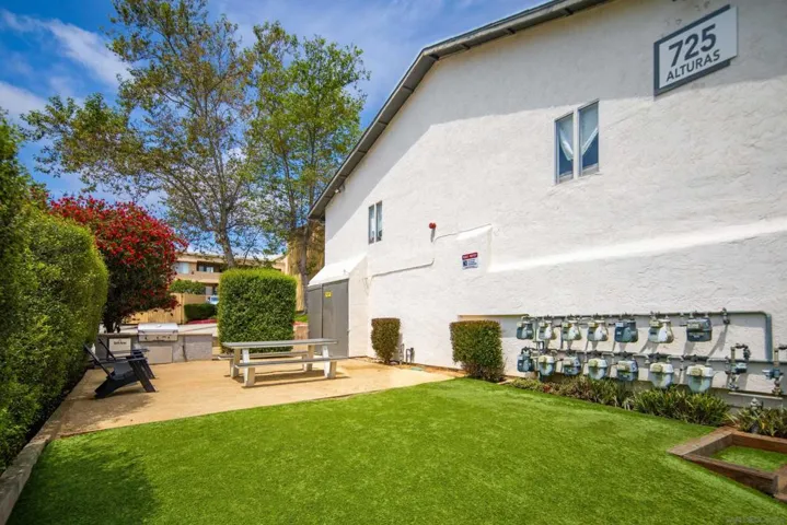 725 Alturas Lane, Fallbrook, California 92028