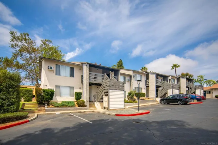 725 Alturas Lane, Fallbrook, California 92028