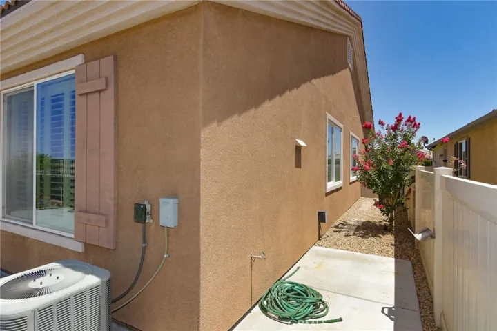10404 Darby Road, Apple Valley, California 92308