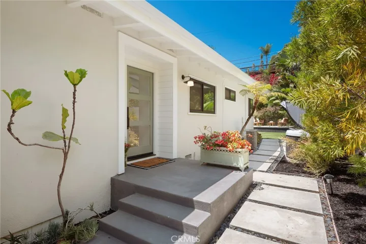 Fully fenced yard - ultimate privacy