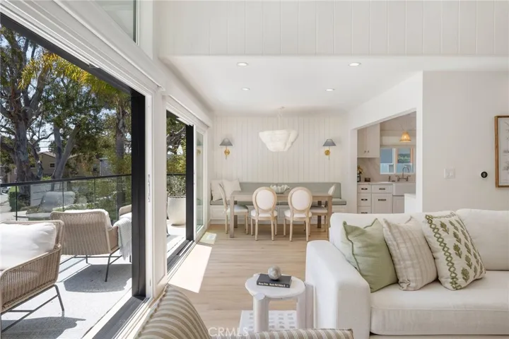 Stacking sliding glass doors - Indoor-outdoor living