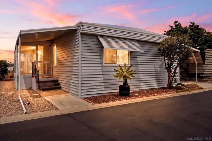 https://zimg.paragon.ice.com/ParagonImages/Property/PA/SDMLS/-530514/4/533/400/f5dc5c74fdc22644a95a7abdb367138e/3/b5bffcc31b09fba98b1fb7bea01f1f91/-530514-47492bfb-3b88-41b1-a362-8d4cb2fce5de.JPG