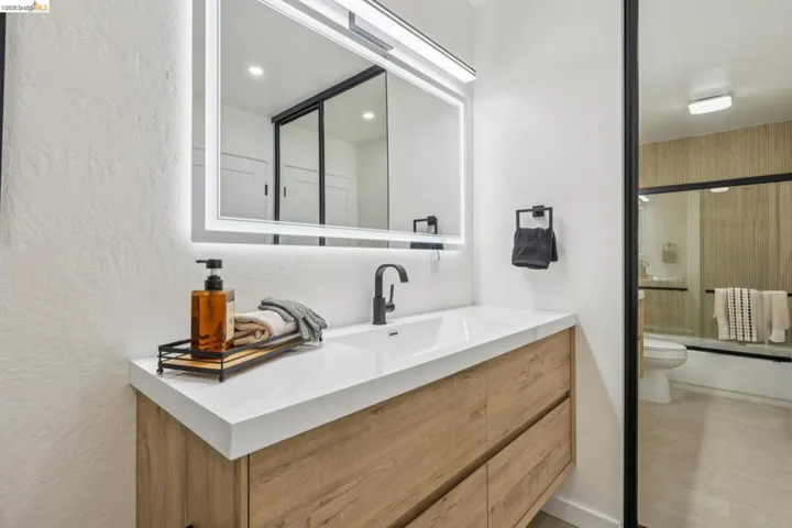 7 Embarcadero West 207, Oakland, California 94607