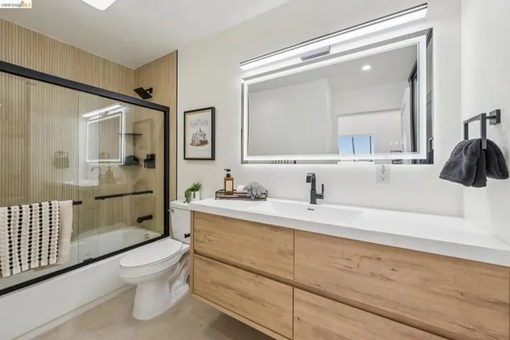 7 Embarcadero West 207, Oakland, California 94607