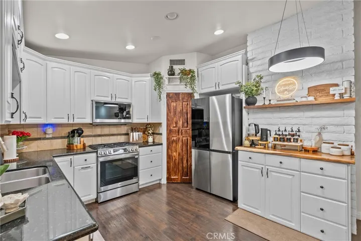 23026 Posada, Valencia, California 91354