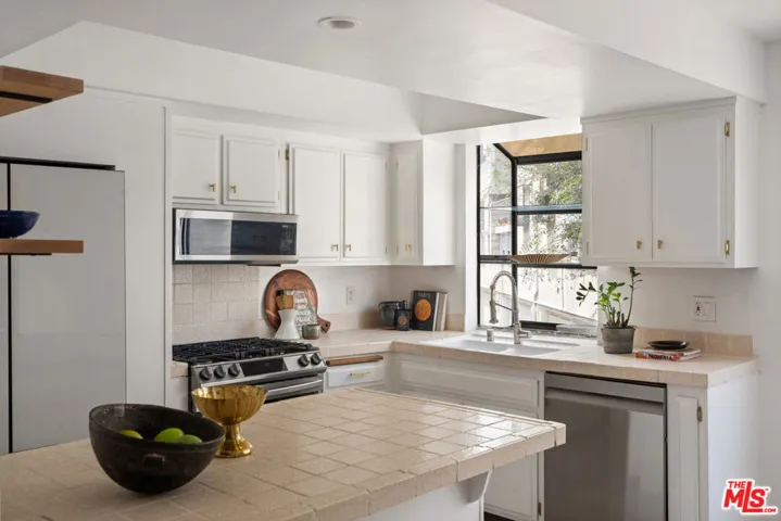 4658 Don Lorenzo Drive G, Los Angeles, California 90008