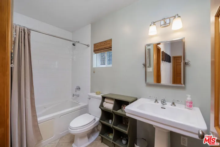 1817 Euclid Street, Santa Monica, California 90404