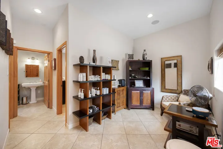 1817 Euclid Street, Santa Monica, California 90404