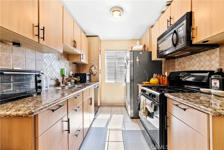 5252 Coldwater Canyon, Sherman Oaks, California 91401