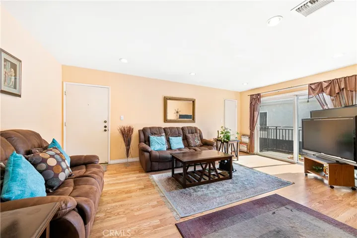 5252 Coldwater Canyon, Sherman Oaks, California 91401