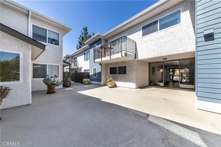 5252 Coldwater Canyon, Sherman Oaks, California 91401
