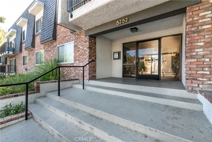 5252 Coldwater Canyon, Sherman Oaks, California 91401