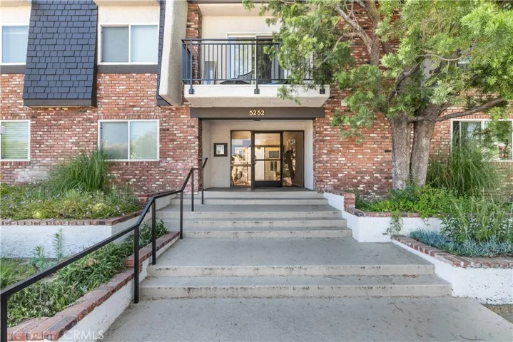 5252 Coldwater Canyon, Sherman Oaks, California 91401