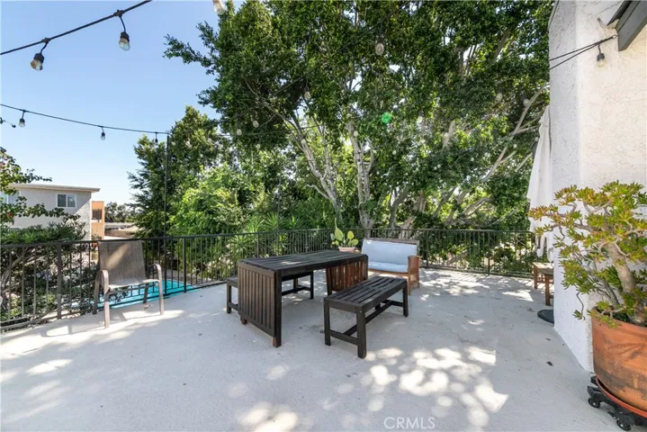 5252 Coldwater Canyon, Sherman Oaks, California 91401