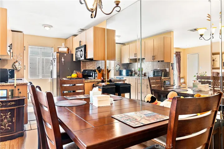 5252 Coldwater Canyon, Sherman Oaks, California 91401
