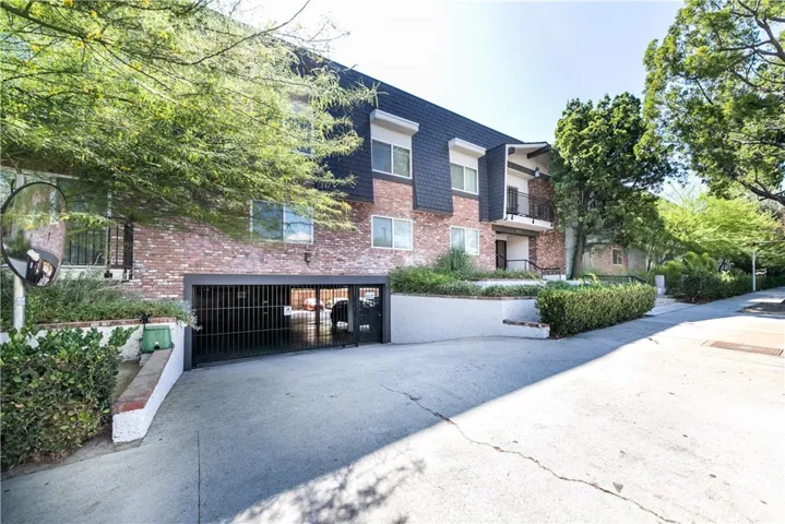 5252 Coldwater Canyon, Sherman Oaks, California 91401