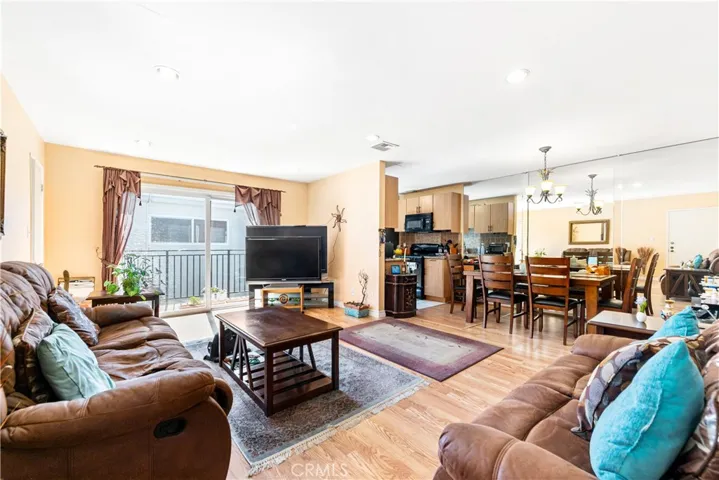 5252 Coldwater Canyon, Sherman Oaks, California 91401