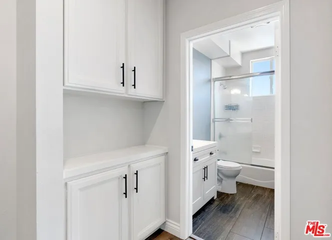 7124 Farralone Avenue 101, Los Angeles, California 91303