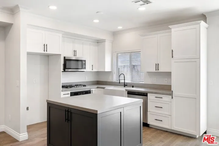 7124 Farralone Avenue 101, Los Angeles, California 91303