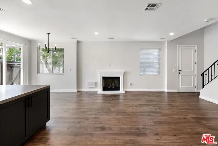 7124 Farralone Avenue 101, Los Angeles, California 91303