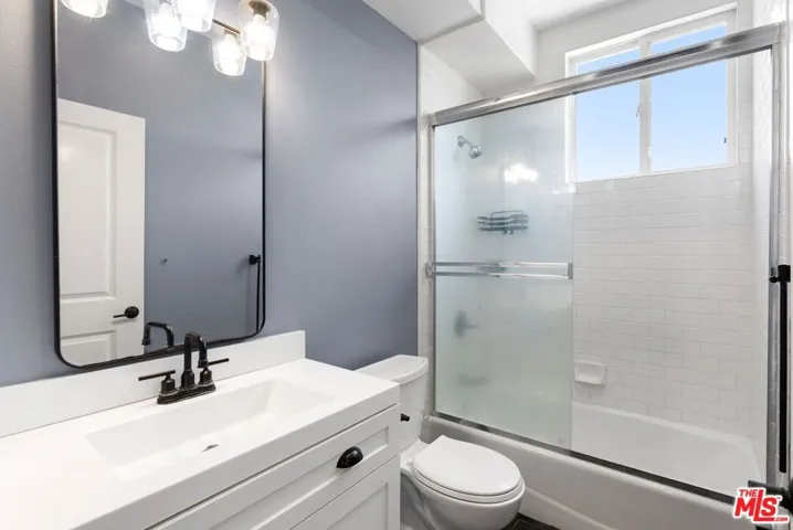 7124 Farralone Avenue 101, Los Angeles, California 91303