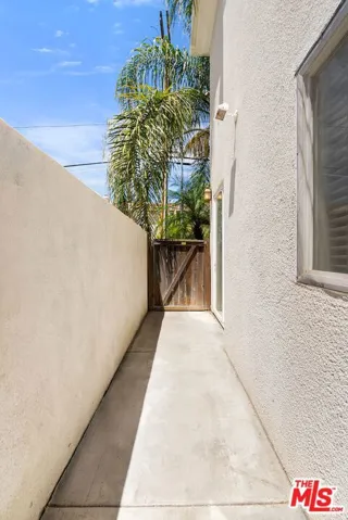 7124 Farralone Avenue 101, Los Angeles, California 91303