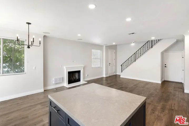 7124 Farralone Avenue 101, Los Angeles, California 91303