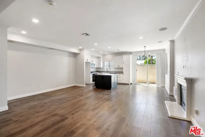 7124 Farralone Avenue 101, Los Angeles, California 91303
