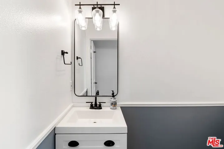 7124 Farralone Avenue 101, Los Angeles, California 91303