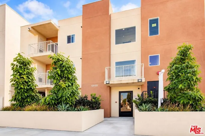 12132 Hart Street 301, North Hollywood, California 91605