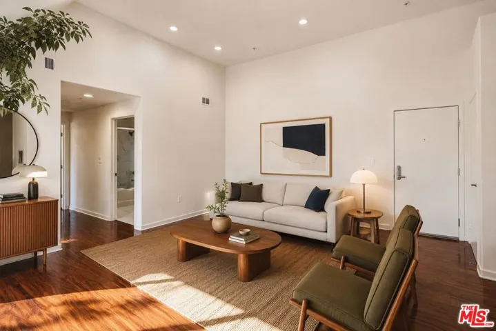 12132 Hart Street 301, North Hollywood, California 91605