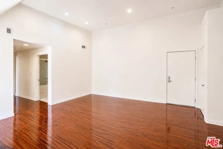 12132 Hart Street 301, North Hollywood, California 91605