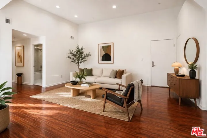 12132 Hart Street 301, North Hollywood, California 91605