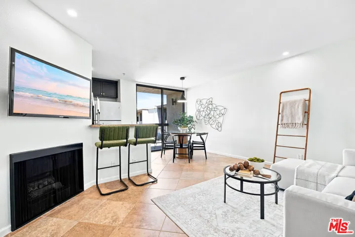 7320 Hawthorn Avenue 425, Los Angeles, California 90046