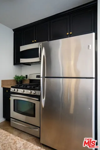 7320 Hawthorn Avenue 425, Los Angeles, California 90046