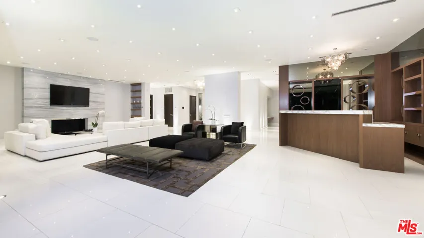 900 N Hillcrest Road, Beverly Hills, California 90210