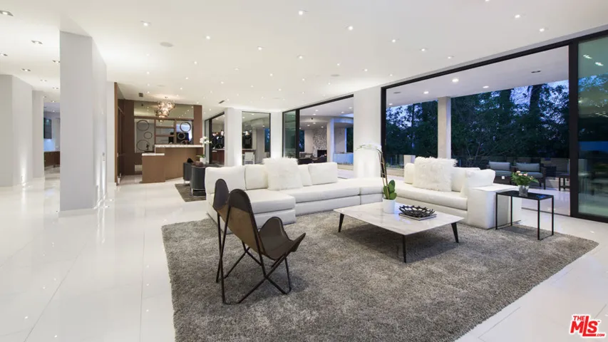 900 N Hillcrest Road, Beverly Hills, California 90210