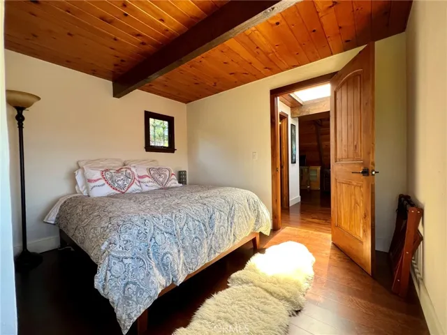 Looking back to hallway towards bathroom