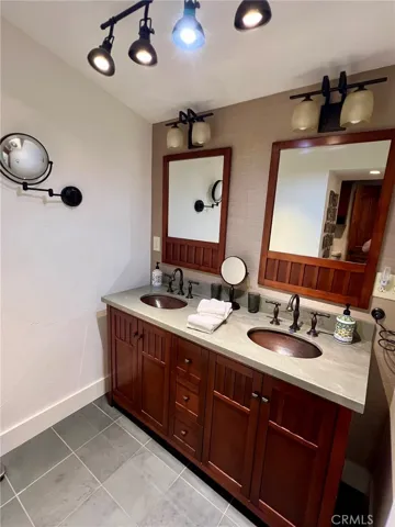 dual sink vanity in primary en suite