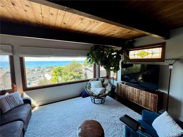 Large screen TV or ocean view, you choose to watch!