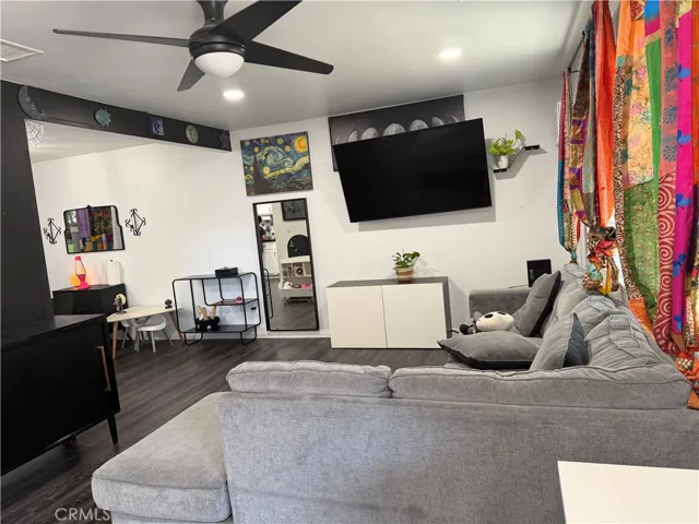 LIVING AREA REAR UNIT 4471 TUTTLE